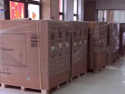 河北定州中學搬運LED黑板(圖1) 河北定州中學搬運LED黑板(圖1)